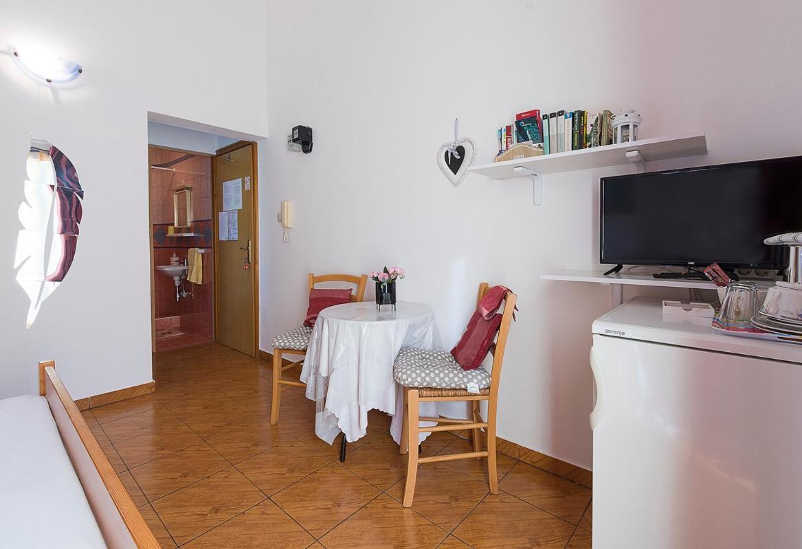 Apartman, And Kata Pula