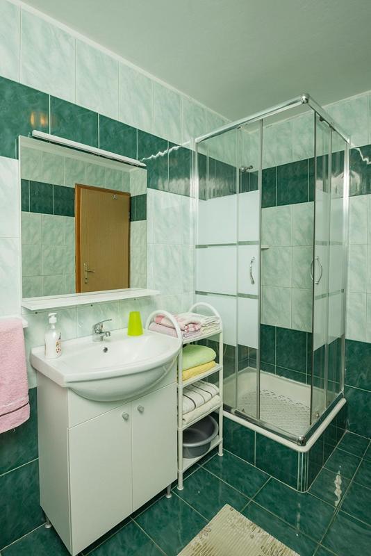 Apartman, And Kata