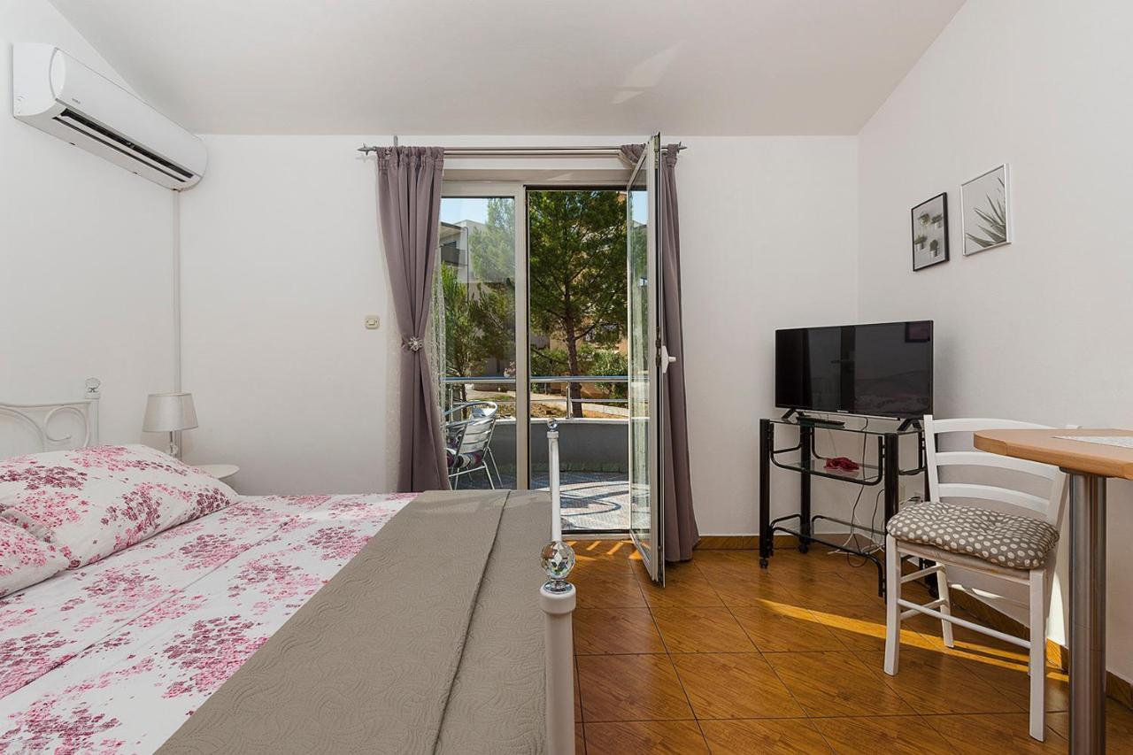 Apartman, And Kata